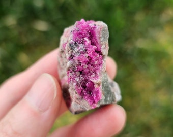 Natürliches rohes kristallines dunkelrosa Salrose-Muster / funkelndes rosa Kobaltoancalcit Kristallkongo 23,6g 1,5 &quot;x 1&quot;