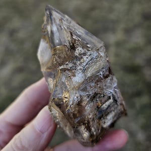 Brandberg Smoky Phantom Skeletal Fenster Quartz Met Regenboog/Gouden Licht Energie Brandberg Window Quartz Met Klei Inclusie 135g 3 1/8"