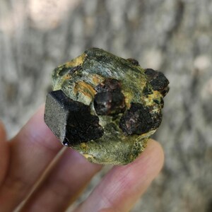 Granate piropo rojo con mica verde brillante – Cristal curativo de vitalidad y fuerza vital, Zimbabue, 41 g, 3,17 cm (1,25")