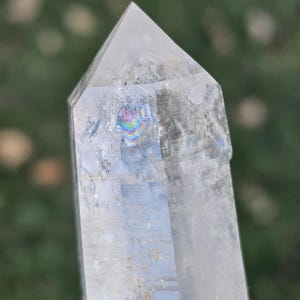 10 cm colombiansk gyllene helarkvarts | Inkludering av blå rökcookeit | Lemuriskt frö med regnbågs-DNA | Dubbelterminerad kristallstav | 90 g.