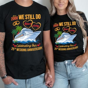 Könnte beinhalten: Schwarze T-Shirts mit einem Kreuzfahrtschiff-Motiv. Das Design enthält den Text "Since 2000 We Still Do" mit Namen und einem Herz sowie "Celebrating Our 25th Wedding Anniversary."