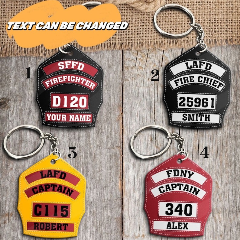 K&ouml;nnte beinhalten: Vier verschiedene Feuerwehr-Schl&uuml;sselanh&auml;nger-Designs. Die Schl&uuml;sselanh&auml;nger sind aus Leder und zeigen verschiedene Departementsnamen, Abzeichen und Nummern. Die Schl&uuml;sselanh&auml;nger sind schwarz, rot, gelb und wei&szlig;.