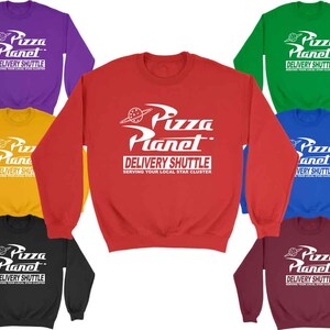 Pu&ograve; includere: Un set di dieci felpe in vari colori con una grafica bianca del logo Pizza Planet del film Toy Story. Il logo recita "Pizza Planet Delivery Shuttle Serving Your Local Star Cluster".