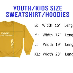 Pu&ograve; includere: Una felpa gialla con una tabella delle taglie che mostra la larghezza e la lunghezza in pollici per le taglie S, M, L e XL. YOUTH/KIDS SIZE SWEATSHIRT/HOODIES.