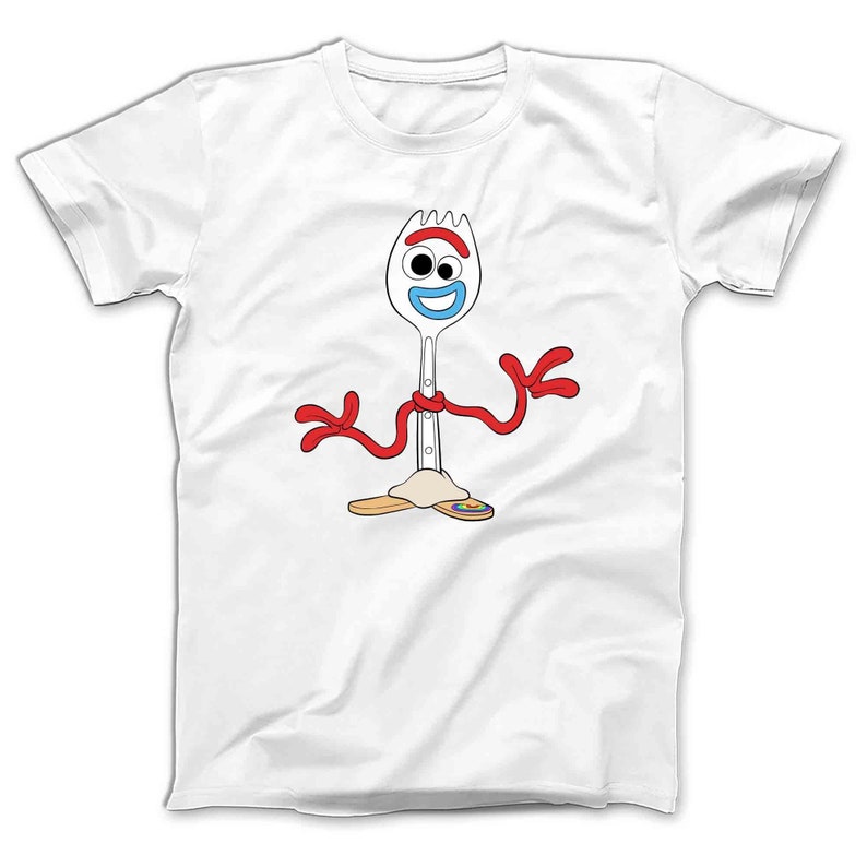 Puede incluir: Camiseta blanca con una imagen de dibujos animados del personaje de juguete Forky, de la pel&iacute;cula Toy Story 4. Forky es un tenedor con ojos saltones, una sonrisa roja y brazos de limpiapipas rojos. Lleva una camisa a rayas azul y blanca.