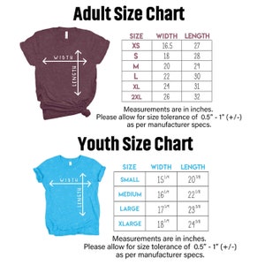 Puede incluir: Tabla de tallas para camisetas de adulto y ni&ntilde;o. La tabla muestra las medidas de ancho y largo en pulgadas para cada talla. La tabla de tallas para adultos es para las tallas XS a 2XL. La tabla de tallas para ni&ntilde;os es para las tallas Small a XLarge.