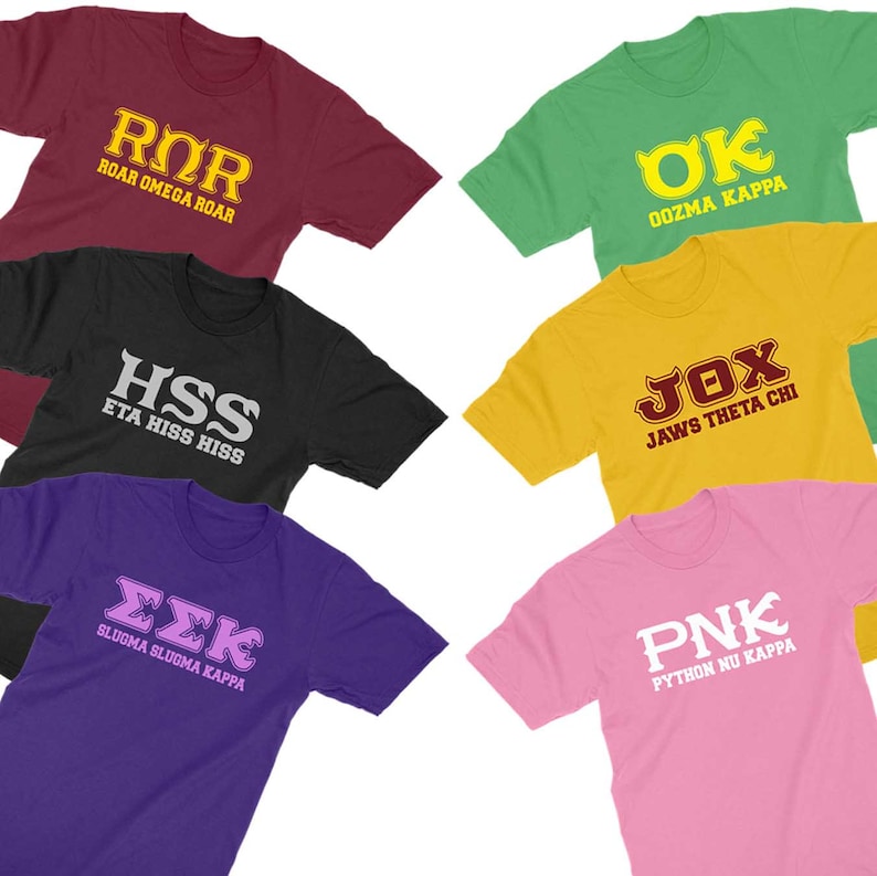 Peut inclure: Six t-shirts de couleurs diff&eacute;rentes avec des motifs de lettres grecques. Les t-shirts pr&eacute;sentent les textes suivants : "ROR ROAR OMEGA ROAR", "HSS ETA HISS HISS", "&Sigma;&Sigma;&Kappa; SLUGMA SLUGMA KAPPA", "OK &Omicron;&Omicron;&Zeta;&Mu;&Alpha; &Kappa;&Alpha;&Rho;&Rho;&Alpha;", "JOX JAWS THETA CHI", et "PNK PYTHON NU KAPPA".