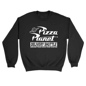 Pu&ograve; includere: Felpa nera con una grafica bianca di un logo di Pizza Planet. Il logo presenta un pianeta con una fetta di pizza e il testo "Pizza Planet Delivery Shuttle Serving Your Local Star Cluster".