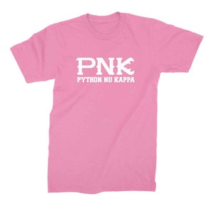 Peut inclure: T-shirt rose avec un texte blanc qui dit "PNK PYTHON NU KAPPA"