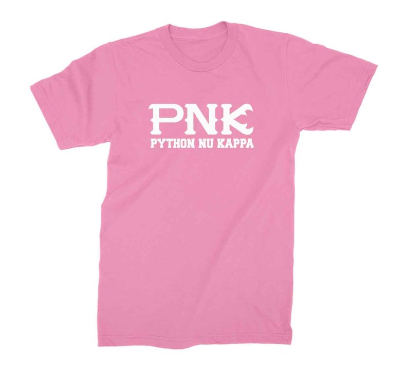 Peut inclure: T-shirt rose avec un texte blanc qui dit "PNK PYTHON NU KAPPA"