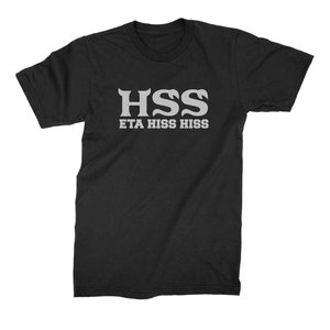 Peut inclure: T-shirt noir avec un imprim&eacute; graphique blanc qui dit "HSS ETA HISS HISS".