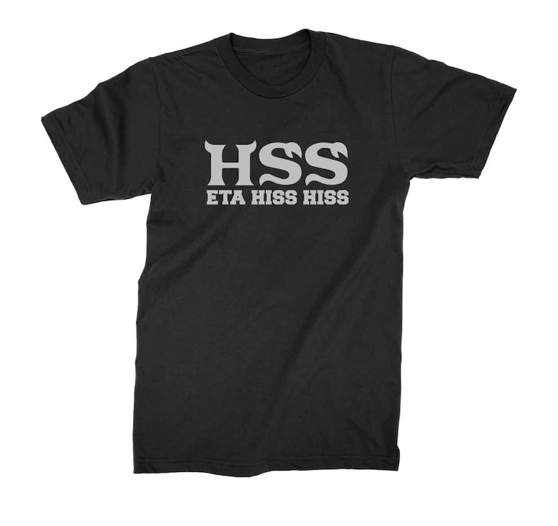Peut inclure: T-shirt noir avec un imprim&eacute; graphique blanc qui dit "HSS ETA HISS HISS".