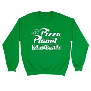 Pu&ograve; includere: Felpa verde con una grafica bianca del logo Pizza Planet del film Toy Story. Il logo dice "Pizza Planet Delivery Shuttle Serving Your Local Star Cluster".