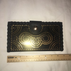 Découpe laser perforée métallique noire et dorée pour passeport, pochette zippée pour portefeuille au point de surjet, pochette euc collection de voyage 9 x 5 po Boho éclectique mod