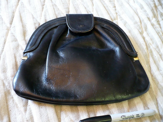 Black Leather 1960s 70s Curved Top snap clutch Vi… - image 1