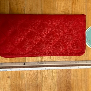 Cartera plegable para pasaporte con diamantes de imitación de ante rojo escarlata, estuche de viaje, iniciales, NWT, 5 bolsillos para efectivo, 1 monedero con cremallera, 6 ranuras para autos, chequera Y2K