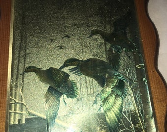 jaren 1980 iriserende eenden wilde eend vliegende bomen dieren in het wild artwork geschulpte rand artwork galerij muur kitchy funky cottage kern houten frame hanger