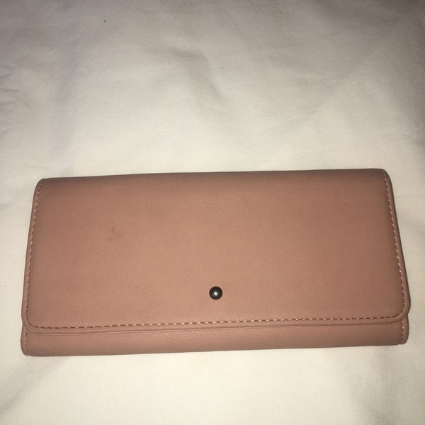 Blush pink faux leather Universal Thread womens wallet tri fold modern preppy 8 card slots license slot 1 cash pocket zip coin pocket euc