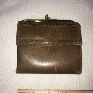 Princess Gardner Mid Century Modern Brown Leather petit portefeuille à pression avec porte-monnaie et rangement pour cartes avec fente pour espèces plusieurs poches minuscules