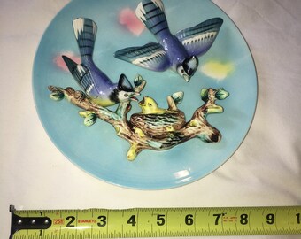 Jaren 1960 MCM Japan Vogels op plaat Blu Jays voedend kuiken in nesttak hang muurplaat P-517 3 dimensionaal lichtblauw geel haarscheuren Zeldzame HTF