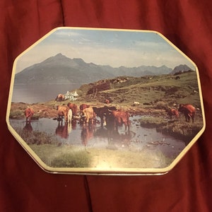Thorne&#39;s Worlds Premiere Toffee Tin Octagonal Western Cattle scene grazing pasture Farmhouse Vintage candy metal tin Henry Thorne & Co leeds