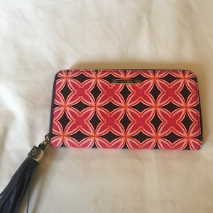 Stella and Dot hot pink and navy graphic zip around wallet with leather tassel 8 card slots 2 cash slots and zip coin pocket eye catching
