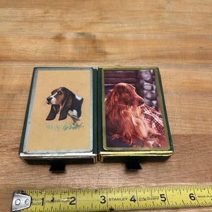 Vintage des années 70, lot de 2 cartes Pinochle, chien Setter irlandais, beagle, étuis en velours avec jeux de cartes complets dans chaque jeu de cartes EUC rare HTF MCM