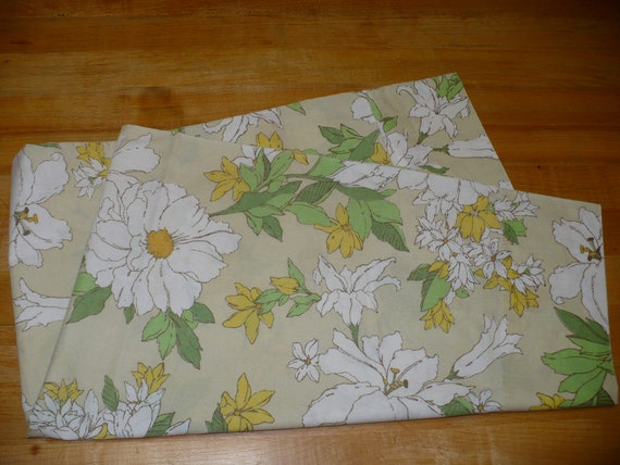 Vintage 1970s Daisy Percale Pillowcase Single Twin Size Standard No Iron Percale 50 cotton 50 polyester made in USA 1960s floral psychadelic