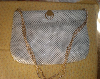 Beuno 80s shoulder purse white metal chain mail mesh with gold handle detail, Easy ratchet opening, One zipped pocket, New wave clutch, MTV