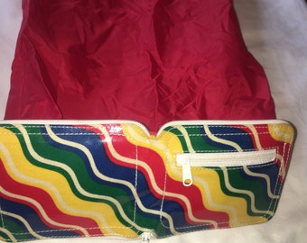 1960er-70er-Jahre-Regenbogen-VTG-Geldbörse lässt sich in eine Einkaufstasche verwandeln, wiederverwendbar, nachhaltig, aus Nylon, in ausgezeichnetem Zustand. Seltener HTF-Reißverschluss verwandelt sich in eine Tasche