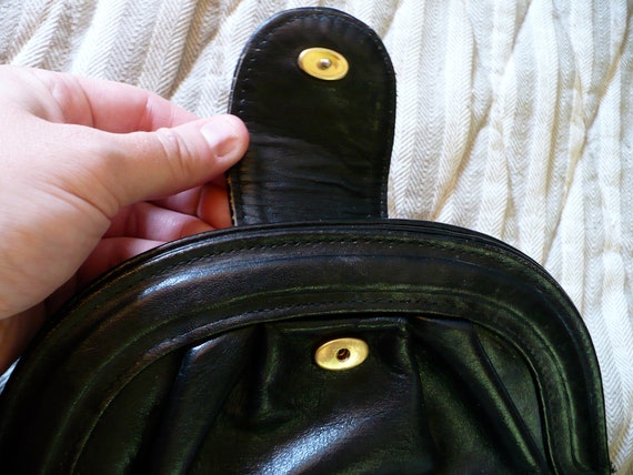 Black Leather 1960s 70s Curved Top snap clutch Vi… - image 3