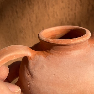 Mini ánfora - Cerámica de estilo romano antiguo - Decoración rústica wabi sabi - Recipiente primitivo de arcilla cruda - Urna pequeña de terracota