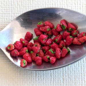 Poppenhuisvoedsel, 8 handgemaakte aardbeien van polymeerklei, klein fruit voor poppenhuiskeuken op schaal 1:12, verzendkosten (AU)