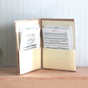 Miniatuurmap pianomuziek met vintage bladmuziek, poppenhuisaccessoire schaal 1/12, muzikaal decor poppenhuis AU POSTAGE