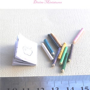 Libro para colorear en miniatura para niños, escala 1/12, decoración para casa de muñecas y lápices de colores falsos, envío AU imagen 2