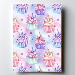 Peut inclure: Illustration à l'aquarelle de cupcakes licornes sur fond pastel. Les cupcakes présentent un glaçage pastel, des cornes comestibles et des décorations florales. Le fond est un mélange de violet, de bleu et de rose avec des étoiles éparses.