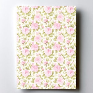 Op de afbeelding: Een rechthoekige canvas print met een herhalend patroon van roze rozen en knoppen met groene bladeren op een crèmekleurige achtergrond. Het bloemmotief is een klassieke, romantische stijl.