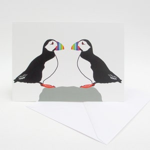 Macareux dans la carte de voeux de carte d’amour