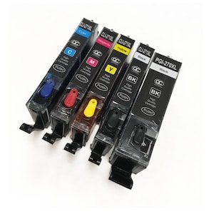 Pode incluir: Cinco cartuchos de tinta para uma impressora. Os cartuchos são etiquetados com as cores ciano, magenta, amarelo, preto e preto. Os cartuchos são todos de tamanho XL e têm um botão de pressão no lado.