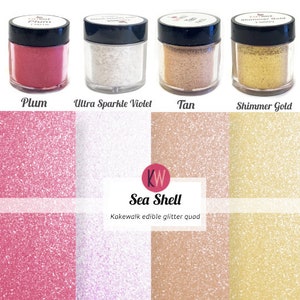 Puede incluir: Cuatro pequeños frascos de purpurina comestible en los colores ciruela, violeta ultra brillante, marrón claro y oro brillante. Los frascos están etiquetados con el nombre del color y el nombre de la marca "Kakewalk edible glitter quad".