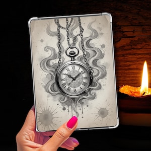 Può includere: Un orologio da tasca argentato con numeri romani e lancette ornate, sospeso da una catena. L'orologio è ambientato su uno sfondo di fumo grigio vorticoso e macchie di inchiostro. Il design è su un dispositivo simile a un tablet.