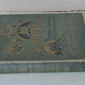 Op de afbeelding: Een groen hardback boek getiteld "The Sceneries & Splendors of the United Kingdom" met gouden letters en illustraties. Het boek is speciaal goedgekeurd door Hare Majesteit Koningin Victoria.