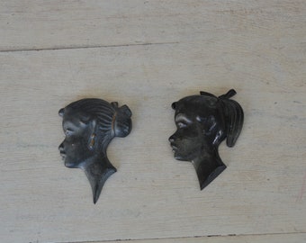 Twee bronzen meisjes muurmaskers uit de jaren vijftig