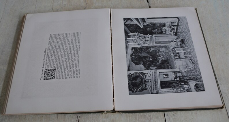 Op de afbeelding: Een zwart-witfoto van een kamer met sierlijke meubels en schilderijen. De tekst "The Tapestry Room in Chiswick House" is afgedrukt op de pagina.