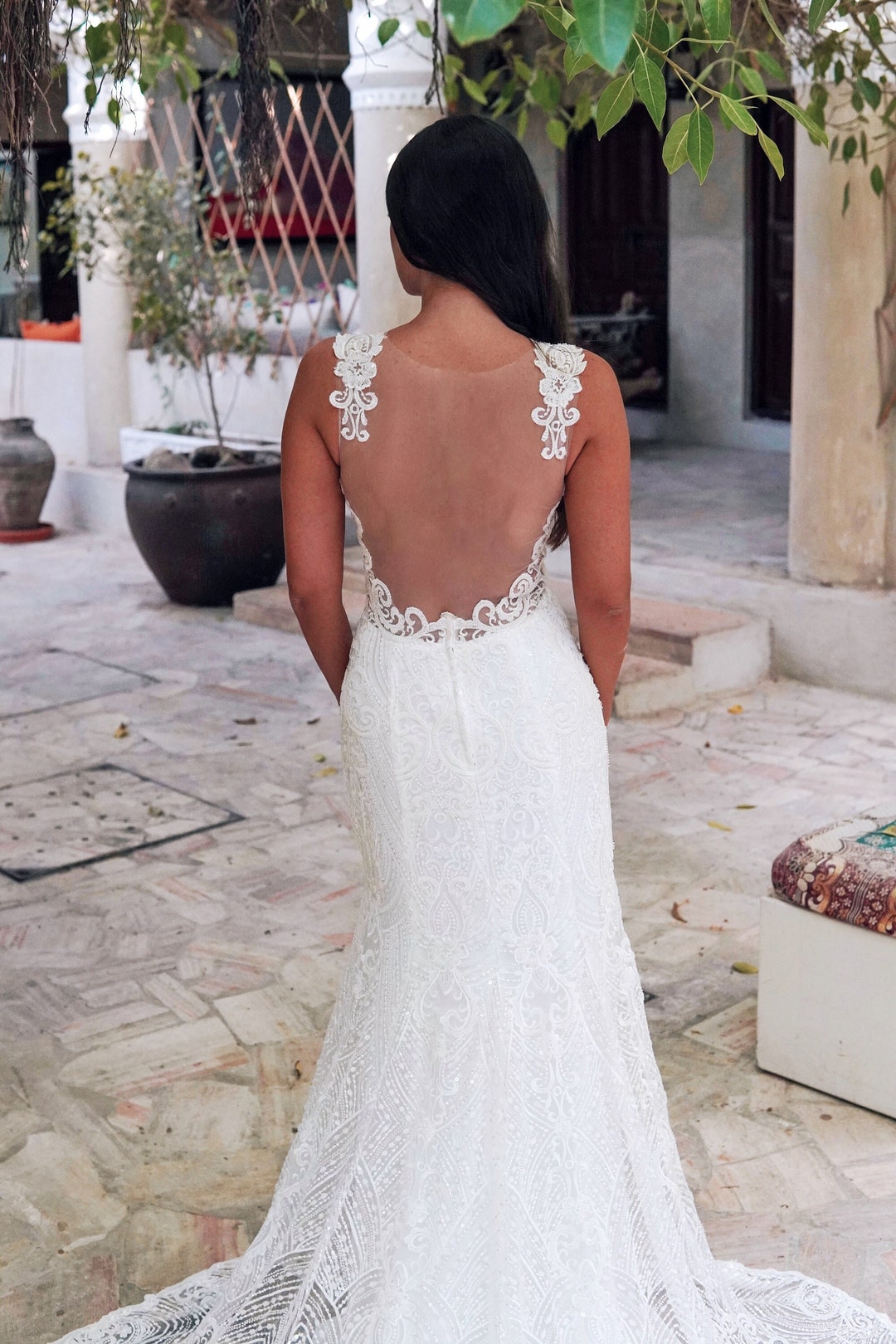 ビーズレースの深いプランジネックライン、オープンバック、長いレース