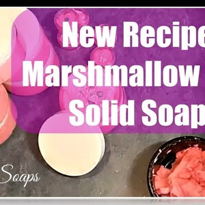 Può includere: Sapone solido rosa e bianco in contenitori rotondi. Il sapone è etichettato "Nuova ricetta! Sapone solido alla panna montata!" e "Gentle Soaps".