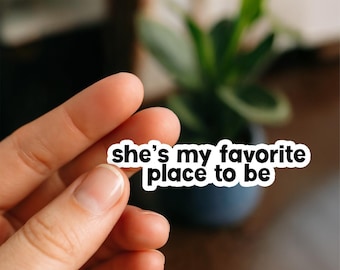 Pegatina "Ella es mi lugar favorito", pegatinas divertidas, pegatinas para portátil, pegatinas para botellas de agua, pegatinas para Kindle, pegatinas WLW, pegatinas sáficas, pegatinas de orgullo