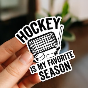 Adesivo &quot;Hockey Is My Favorite Season&quot;, lucido, adesivo in vinile, adesivi divertenti, adesivi per laptop, adesivi per bottiglie d&#39;acqua, regalo per amici, regalo divertente