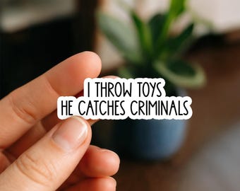 Pegatina "Lanzo juguetes, él atrapa criminales" / Divertida calcomanía de vinilo de un adiestrador de perros policía K9 para portátiles, vasos, agendas y botellas.