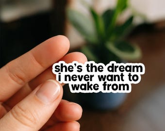 Pegatina "Ella es el sueño", pegatinas divertidas, pegatinas para portátil, pegatinas para botellas de agua, pegatinas para Kindle, pegatinas WLW, pegatinas sáficas, pegatinas de orgullo